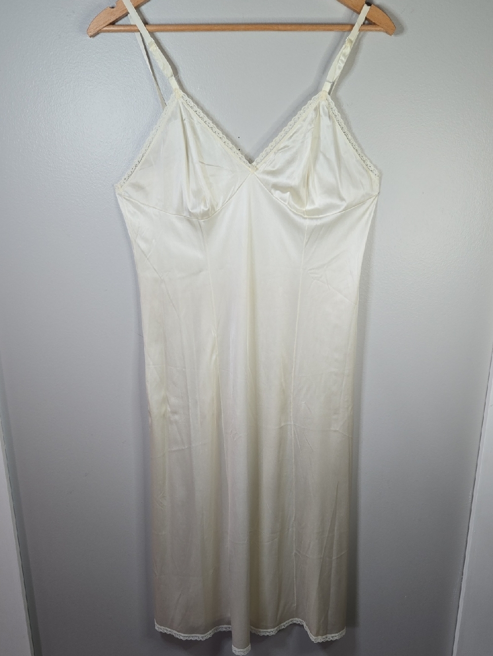 Vintage Classic Cream Colored Satin Feel Lace Trim Hem Slip Dress - Picture 1 of 10